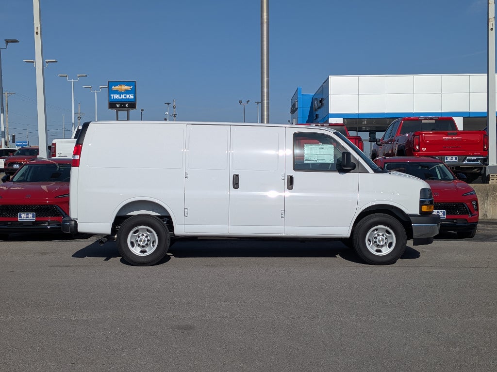 2025 Chevrolet Express Cargo WT