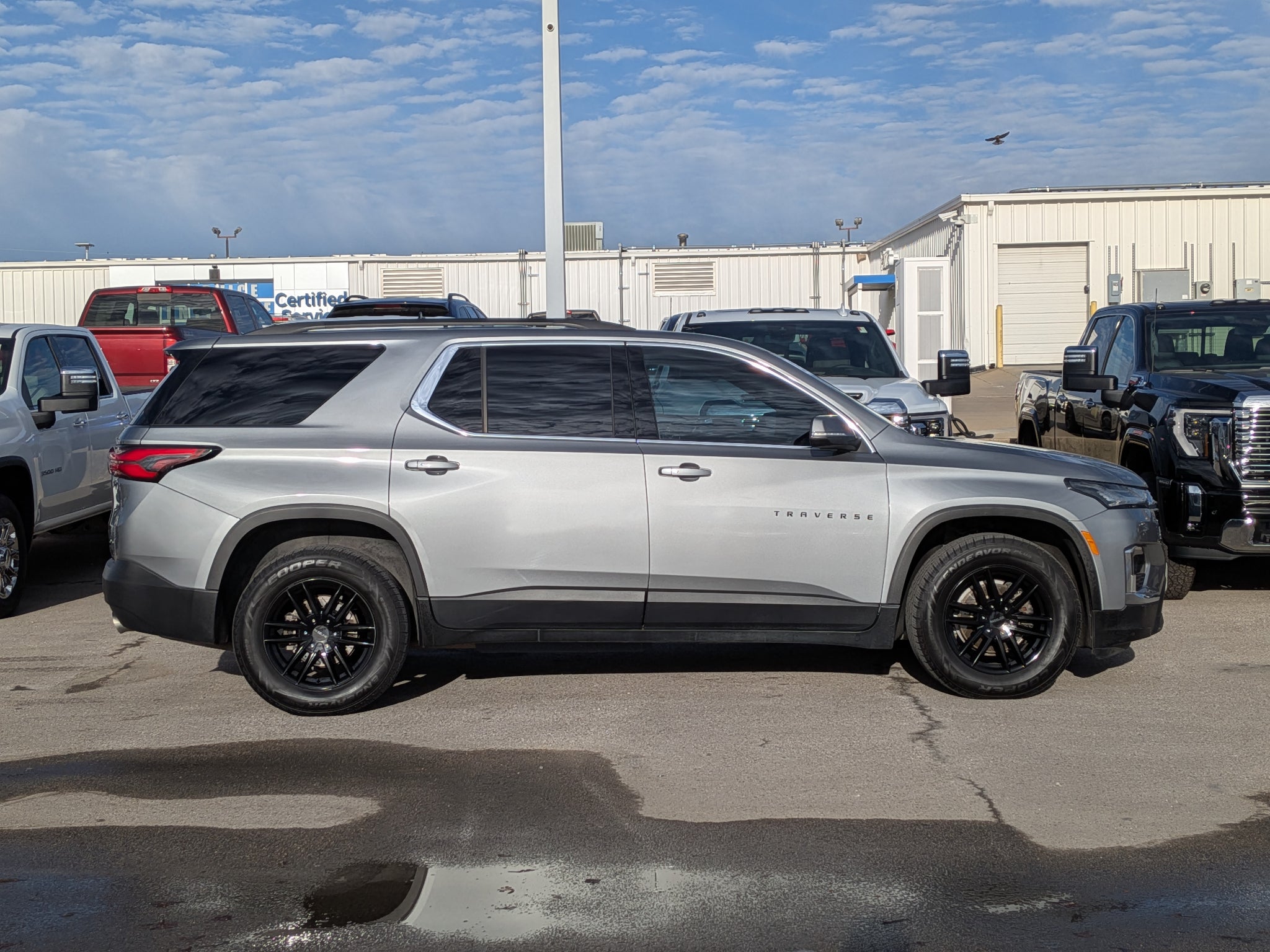 Used 2023 Chevrolet Traverse 1LT with VIN 1GNEVGKW0PJ136383 for sale in Kansas City