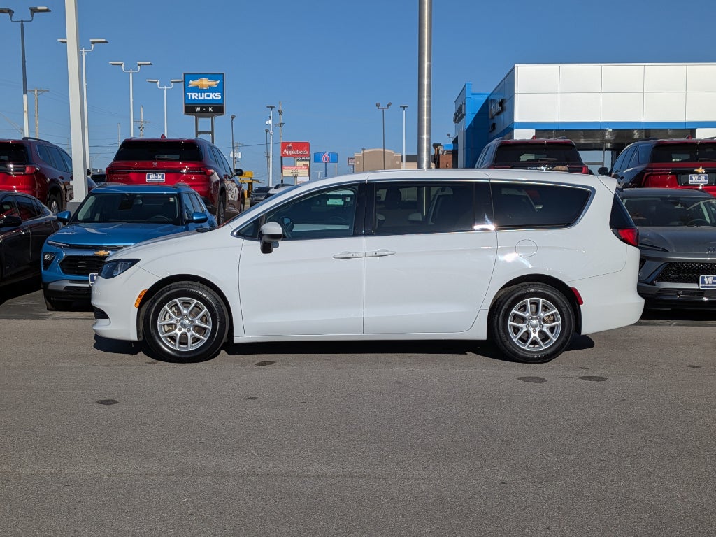 2023 Chrysler Voyager LX
