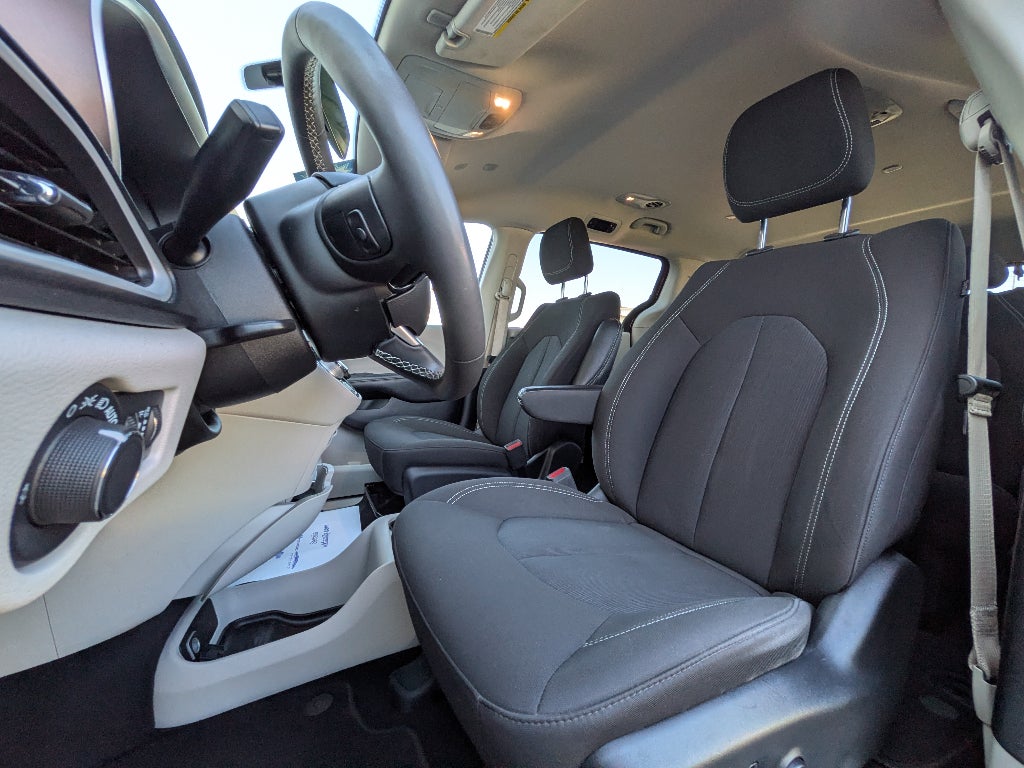 2022 Chrysler Voyager LX