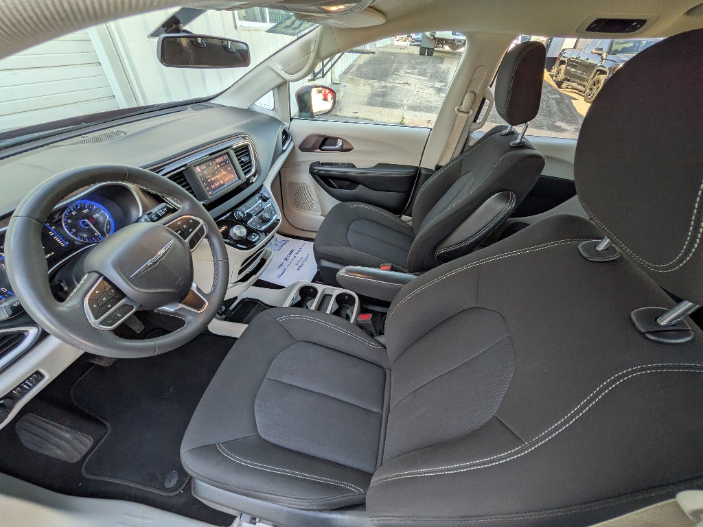 2022 Chrysler Voyager LX