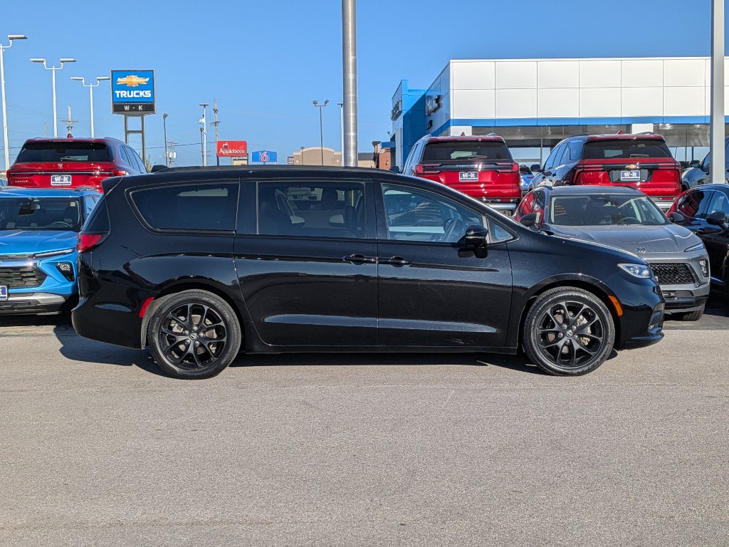 Used 2025 Chrysler Pacifica Limited with VIN 2C4RC1GG6SR551971 for sale in Kansas City